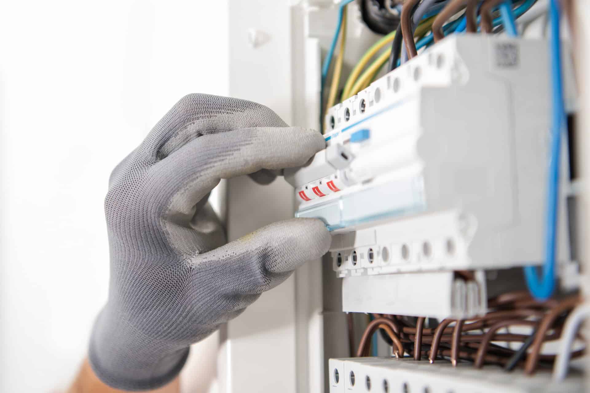 Elektriker i færd med at arbejde med eltavle